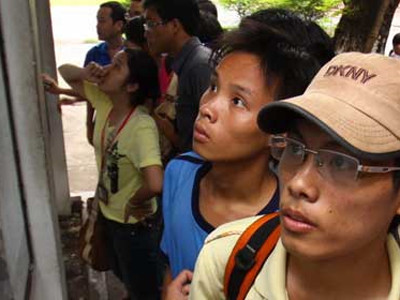 Thí sinh xem điểm thi tại Trường ĐH Bách khoa (ĐHQG TP.HCM) Ảnh: Như Hùng. Thí sinh xem điểm thi tại Trường ĐH Bách khoa (ĐHQG TP.HCM) Ảnh: Như Hùng