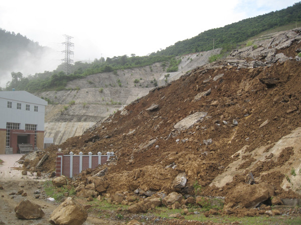 Một phần tường bao quanh công trình bị phá huỷ