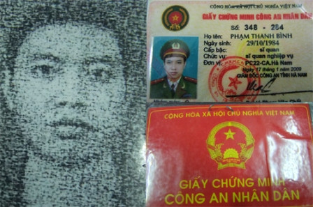 Phạm Thanh Bình và chiếc Giấy chứng nhận Cảnh sát nhân dân giả dùng để lừa đảo. Ảnh: Thái Thanh.. Phạm Thanh Bình và chiếc Giấy chứng nhận Cảnh sát nhân dân giả dùng để lừa đảo. Ảnh: Thái Thanh.