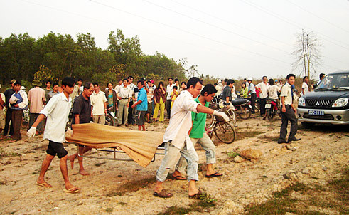 Xác nạn nhân được đưa đi khám nghiệm