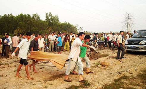 Xác nạn nhân được đưa đi khám nghiệm