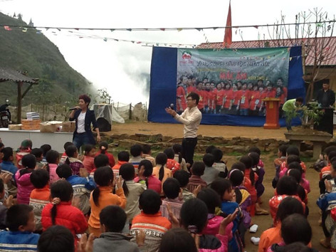 Ca sỹ Thái Thùy Linh giao lưu với học sinh miền núi. Ca sỹ Thái Thùy Linh giao lưu với học sinh miền núi