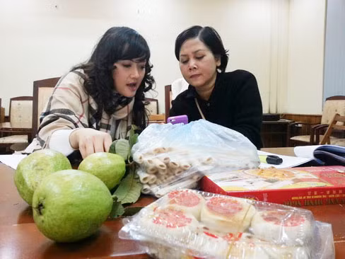 Vân Dung, Minh Hằng: Ăn vặt chống buồn ngủ. Vân Dung, Minh Hằng: Ăn vặt chống buồn ngủ