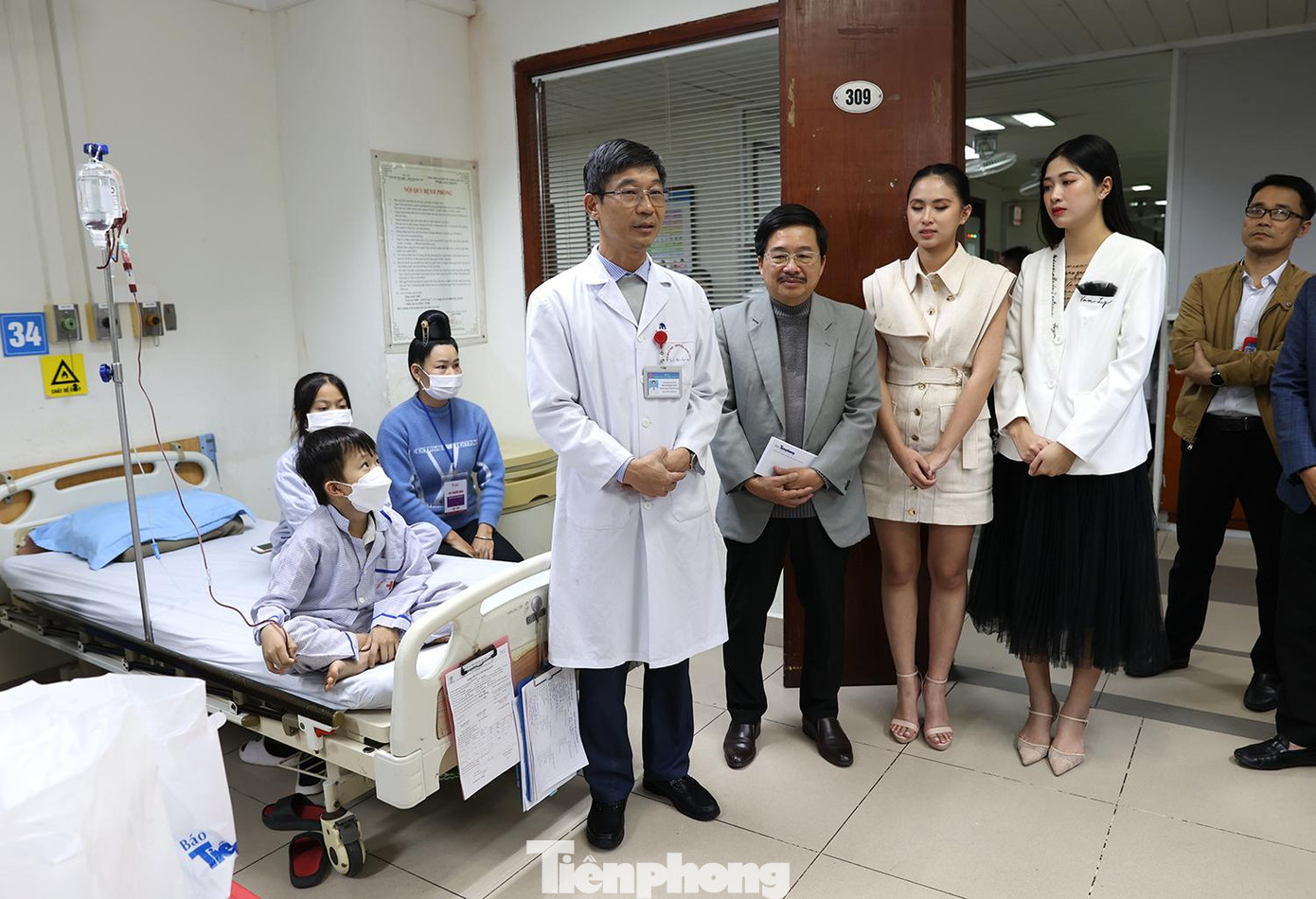 TS.BS Trần Ngọc Quế - Giám đốc Trung tâm máu Quốc gia, cám ơn báo Tiền Phong và các đơn vị đồng hành cùng Chủ nhật Đỏ đã tích cực tham gia phong trào hiến máu tình nguyện vì cộng đồng.