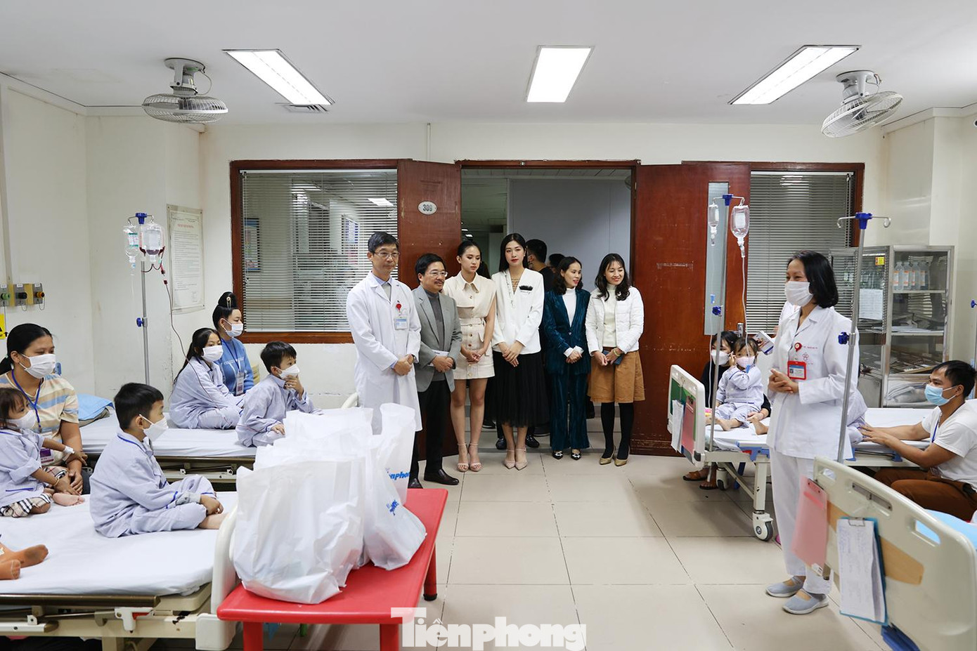 Nhà báo Vũ Tiến - Phó Tổng biên tập báo Tiền Phong, dẫn đầu đoàn công tác thăm hỏi các bệnh nhân tại Viện Huyết học - Truyền máu T.Ư. Cùng đi với đoàn công tác còn có hai người đẹp từng tham gia cuộc thi Hoa hậu Việt Nam năm 2020 là Đặng Vân Ly – Top 10 chung cuộc và Phù Bảo Nghi – Người đẹp Thể thao. Đoàn công tác đã trao 50 suất quà và tiền mặt (1 triệu đồng/suất) tặng bệnh nhân đang điều trị tại Viện Huyết học - Truyền máu T.Ư.