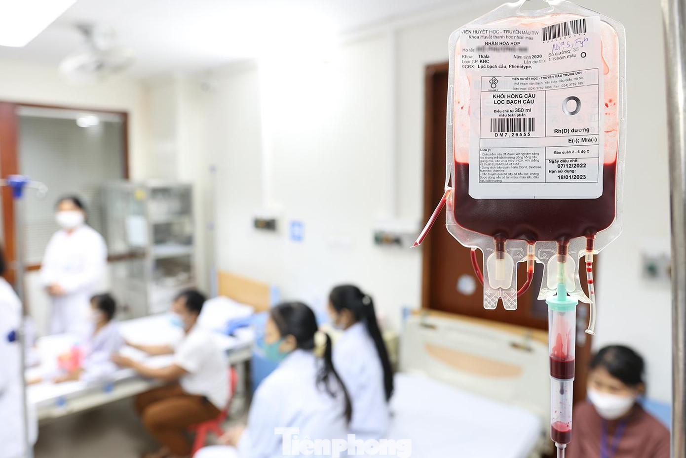Chị Nông Thị Bền (Bắc Kạn) cho biết: “Cháu nhà tôi bị bệnh Thalassemia từ năm 1 tuổi, đến nay cháu đã 5 tuổi, mỗi tháng cháu về viện truyền máu 1 lần nhưng lần nào cũng được các bác sỹ ở viện tận tình điều trị. Gia đình chúng tôi cảm kích lắm”.