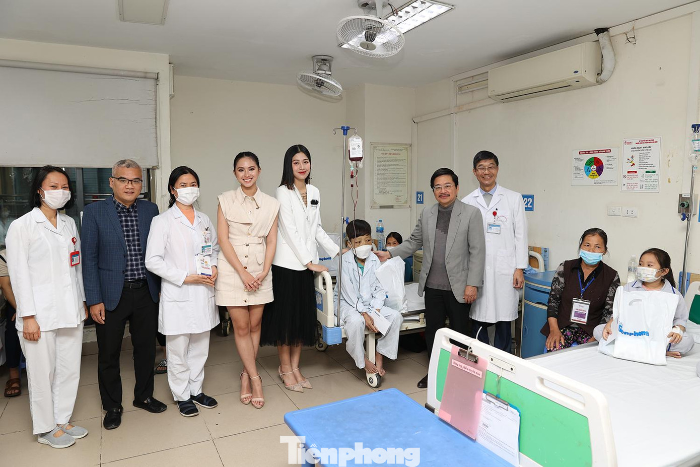 Ban tổ chức Chủ nhật Đỏ lần thứ XV - năm 2023 và các đơn vị tài trợ, người đẹp tặng quà người bệnh đang điều trị tại Viện Huyết học – Truyền máu T.Ư.