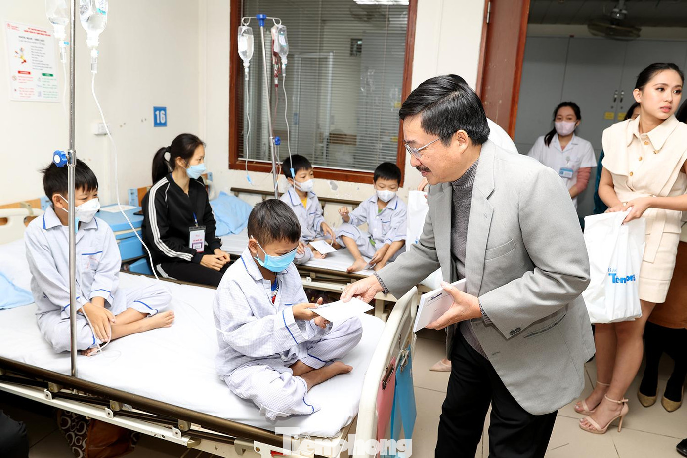 Nhà báo Vũ Tiến - Phó Tổng biên tập báo Tiền Phong tặng quà các bệnh nhi