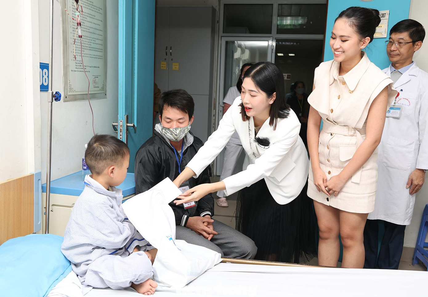 50 suất quà đã được đoàn công tác dành tặng các bệnh nhân có hoàn cảnh khó khăn