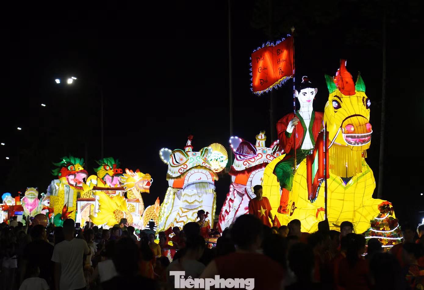Các mô hình đèn khổng lồ với hình thù rồng, phượng, lân, ngựa, hổ, cá chép... với đủ các màu sắc, kích cỡ thu hút người dân cũng như du khách đến chiêm ngưỡng.