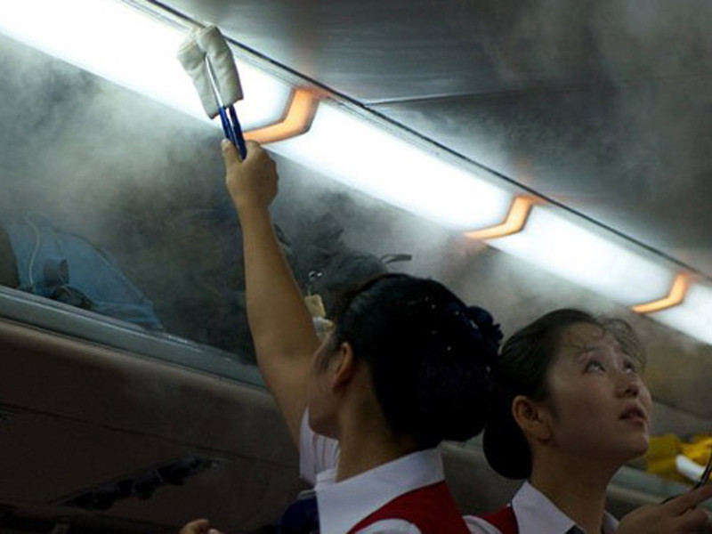 Khi khói nhiều hơn, các chiêu đãi viên dùng quạt tay xua bớt, không để hành khách cảm thấy khó chịu