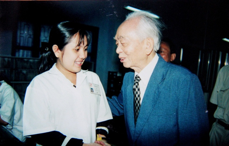 Đại tướng Võ Nguyên Giáp trong vòng tay của công nhân Công ty điện tử Bình Hòa. (Ảnh: Đại Dương)