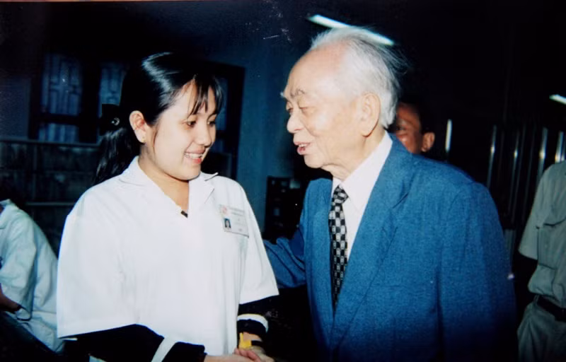 Đại tướng Võ Nguyên Giáp trong vòng tay của công nhân Công ty điện tử Bình Hòa. (Ảnh: Đại Dương)