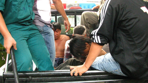 Áp giải các đối tượng bị bắt về công an phường - Ảnh: H.Lộc