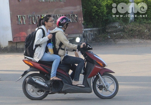 Nhiều trường hợp các bạn sinh viên tự điều khiển xe máy chạy với tốc độ cao và dù có mang theo mũ bảo hiểm nhưng không đội lên. Các bạn ấy vẫn thản nhiên “đùa giỡn” với tử thần