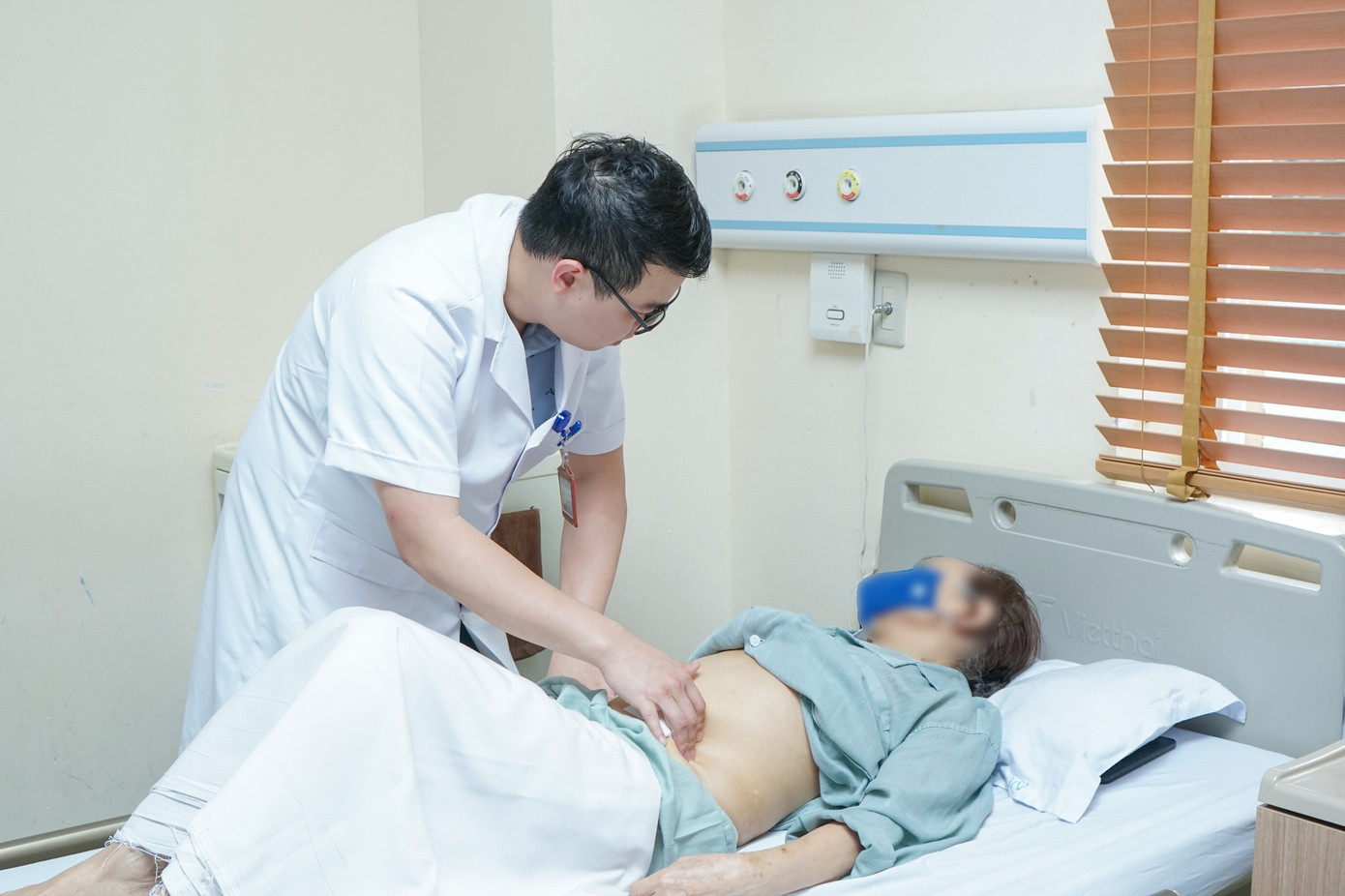 BS khám cho bệnh nhân có 2 bàng quang. Ảnh: Bệnh viện cung cấp BS khám cho bệnh nhân có 2 bàng quang. Ảnh: Bệnh viện cung cấp