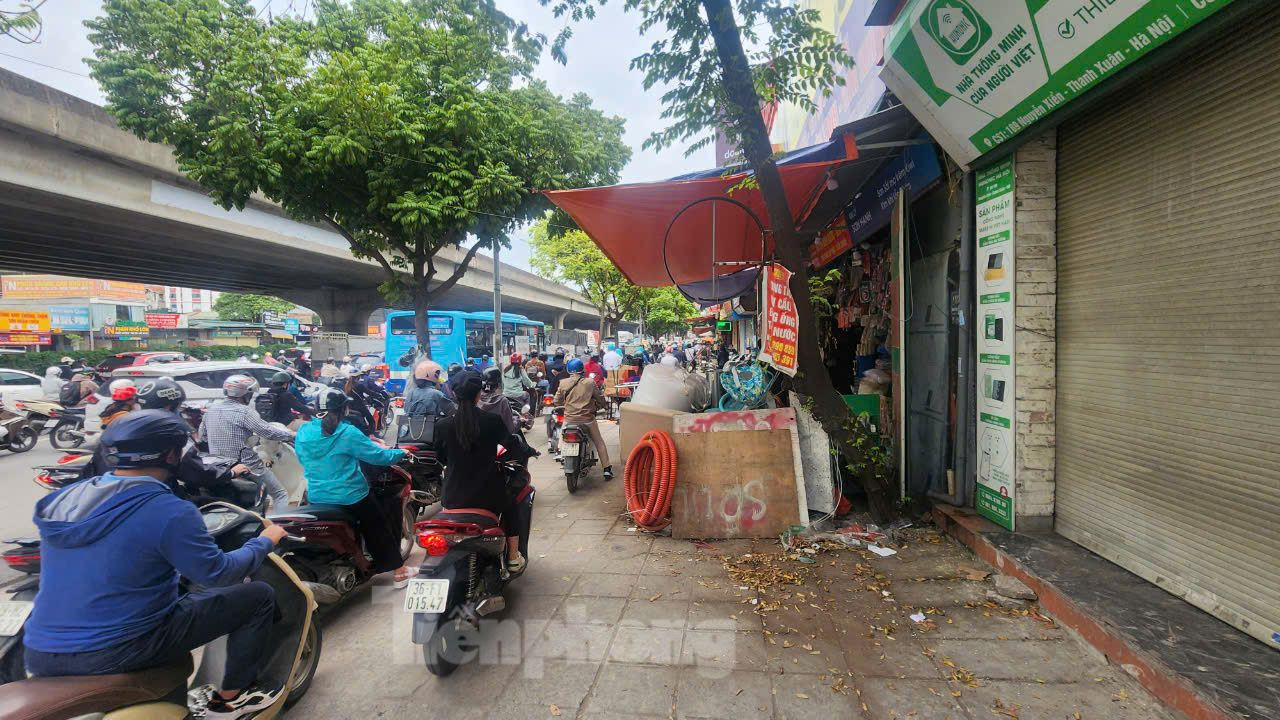 Trong khi đó, nhiều hộ kinh doanh đã bày hàng hàng, lấn chiếm gần một nửa vỉa hè.