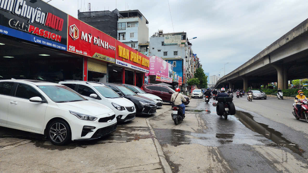 Chủ showroom ô tô còn chiếm luôn vỉa hè để trưng bày sản phẩm.