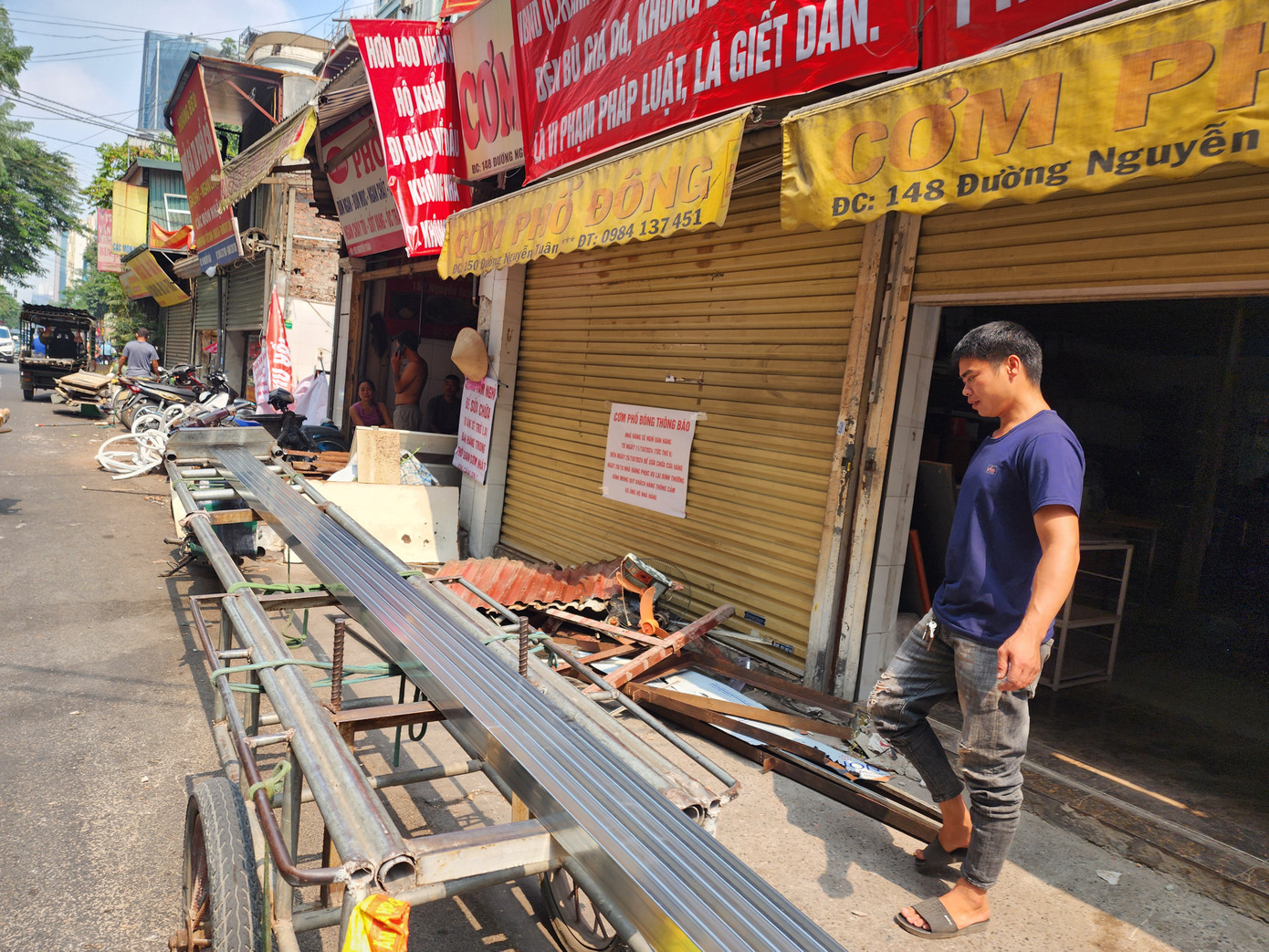 Ghi nhận của PV Tiền Phong cho thấy, sáng 13/10 nhiều hộ gia đình, cơ sở kinh doanh thuộc diện GPMB trên tuyến đường Nguyễn Tuân đã tự nguyện di dời tài sản, tháo dỡ công trình.