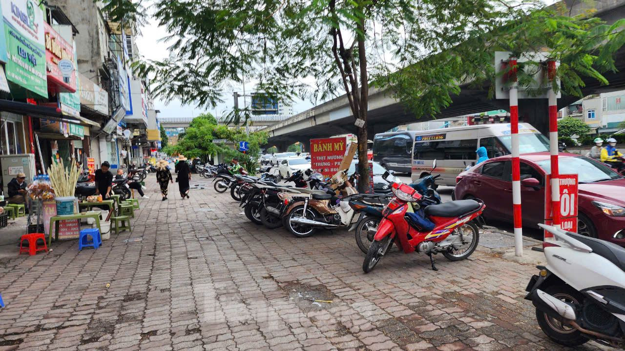 Một số hộ lấn chiếm vỉa hè để kinh doanh.