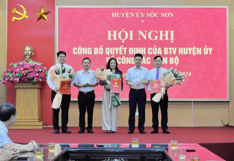 Thường trực Huyện uỷ Sóc Sơn trao quyết định cho 3 cán bộ. Thường trực Huyện uỷ Sóc Sơn trao quyết định cho 3 cán bộ.