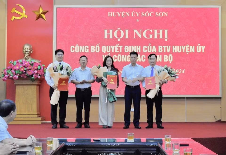 Thường trực Huyện uỷ Sóc Sơn trao quyết định cho 3 cán bộ. Thường trực Huyện uỷ Sóc Sơn trao quyết định cho 3 cán bộ.