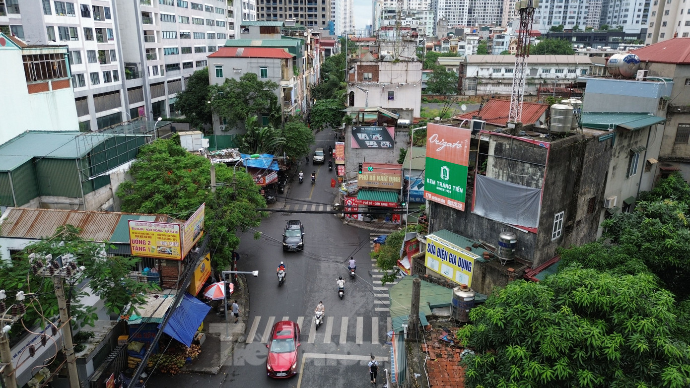 Trước khi cưỡng chế thu hồi đất, GPMB đường Nguyễn Tuân có dạng nút thắt cổ chai, thường xuyên ùn tắc.