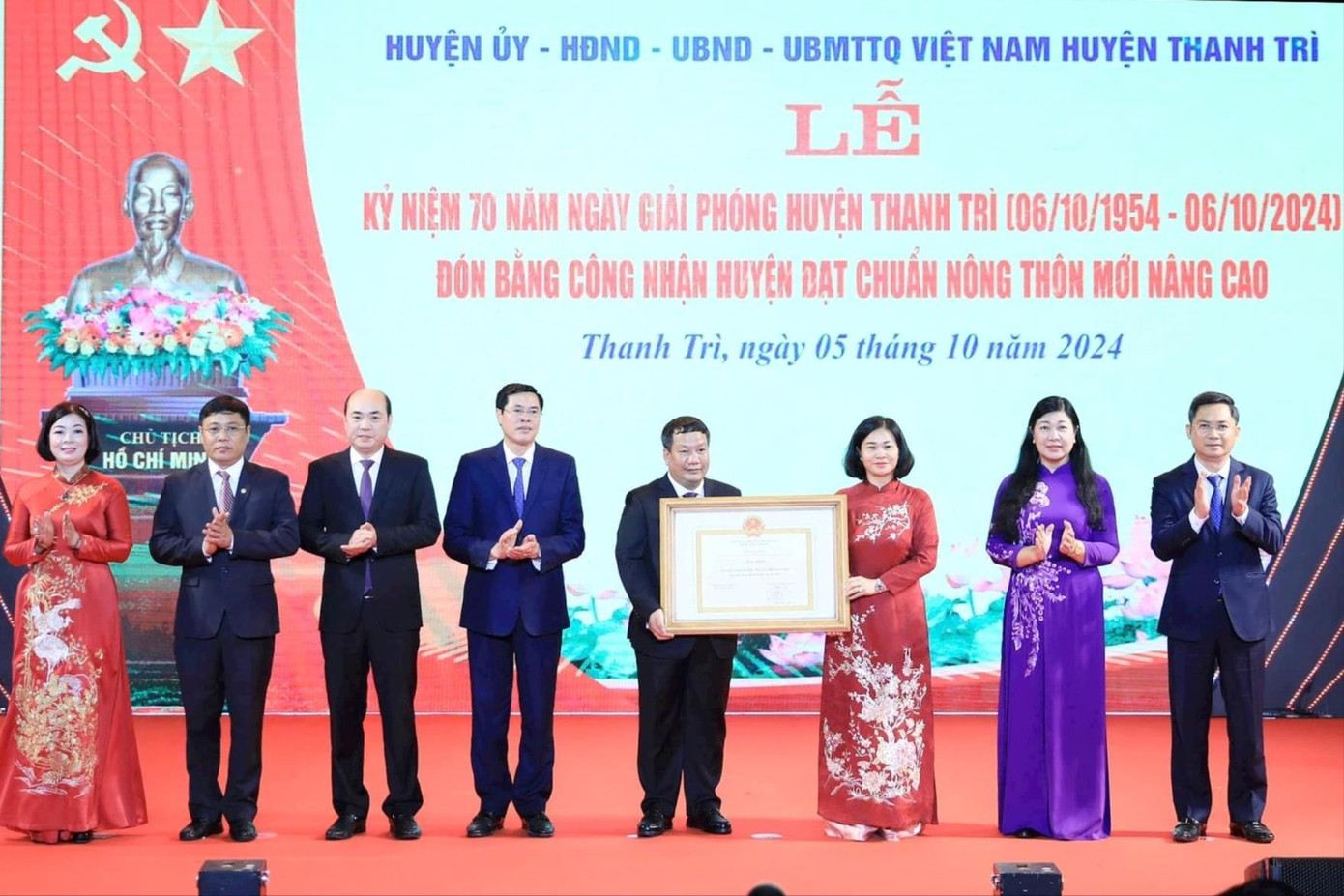 Phó Bí thư Thường trực Thành ủy Hà Nội Nguyễn Thị Tuyến trao Bằng công nhận huyện Thanh Trì đạt chuẩn nông thôn mới nâng cao cho lãnh đạo huyện Thanh Trì. Phó Bí thư Thường trực Thành ủy Hà Nội Nguyễn Thị Tuyến trao Bằng công nhận huyện Thanh Trì đạt chuẩn nông thôn mới nâng cao cho lãnh đạo huyện Thanh Trì.
