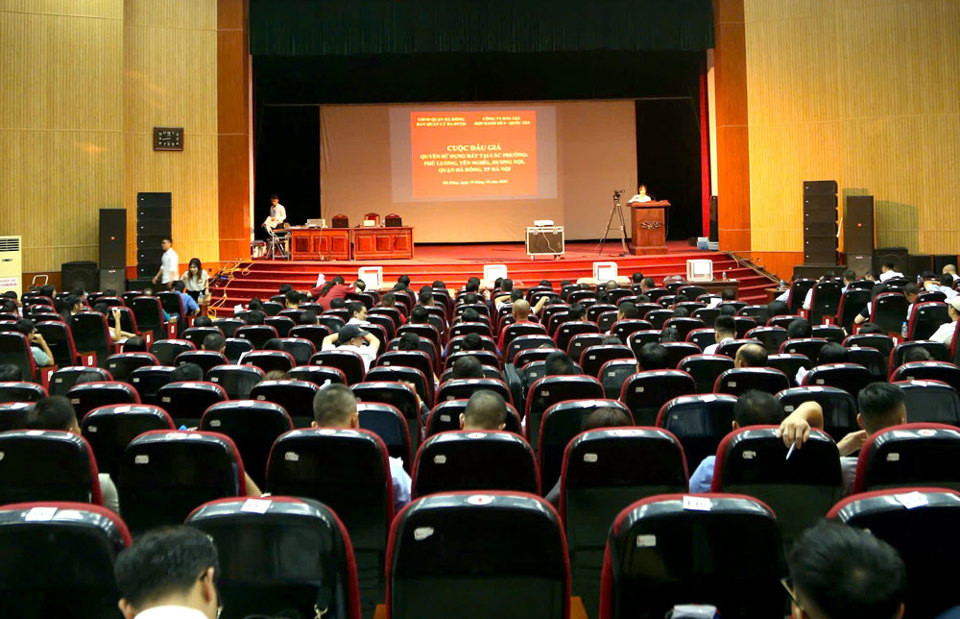 Toàn cảnh phiên đấu giá quyền sử dụng đất ngày 19/10 tại quận Hà Đông Toàn cảnh phiên đấu giá quyền sử dụng đất ngày 19/10 tại quận Hà Đông