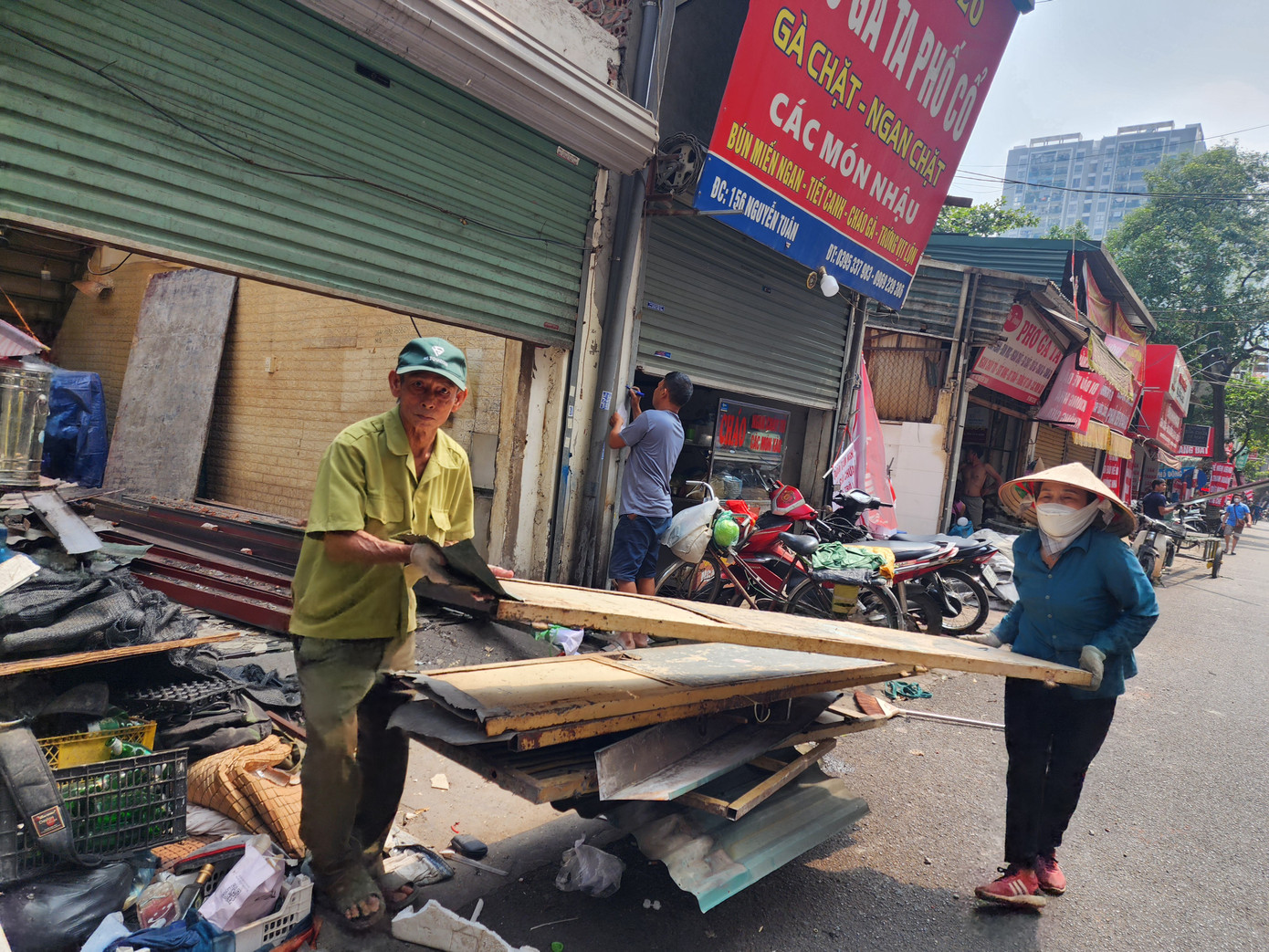 UBND phường Thanh Xuân Trung cho biết, đa số các hộ dân chưa đồng thuận với phương án đền bù, GPMB là do khu đất này không có chứng nhận quyền sử dụng đất.