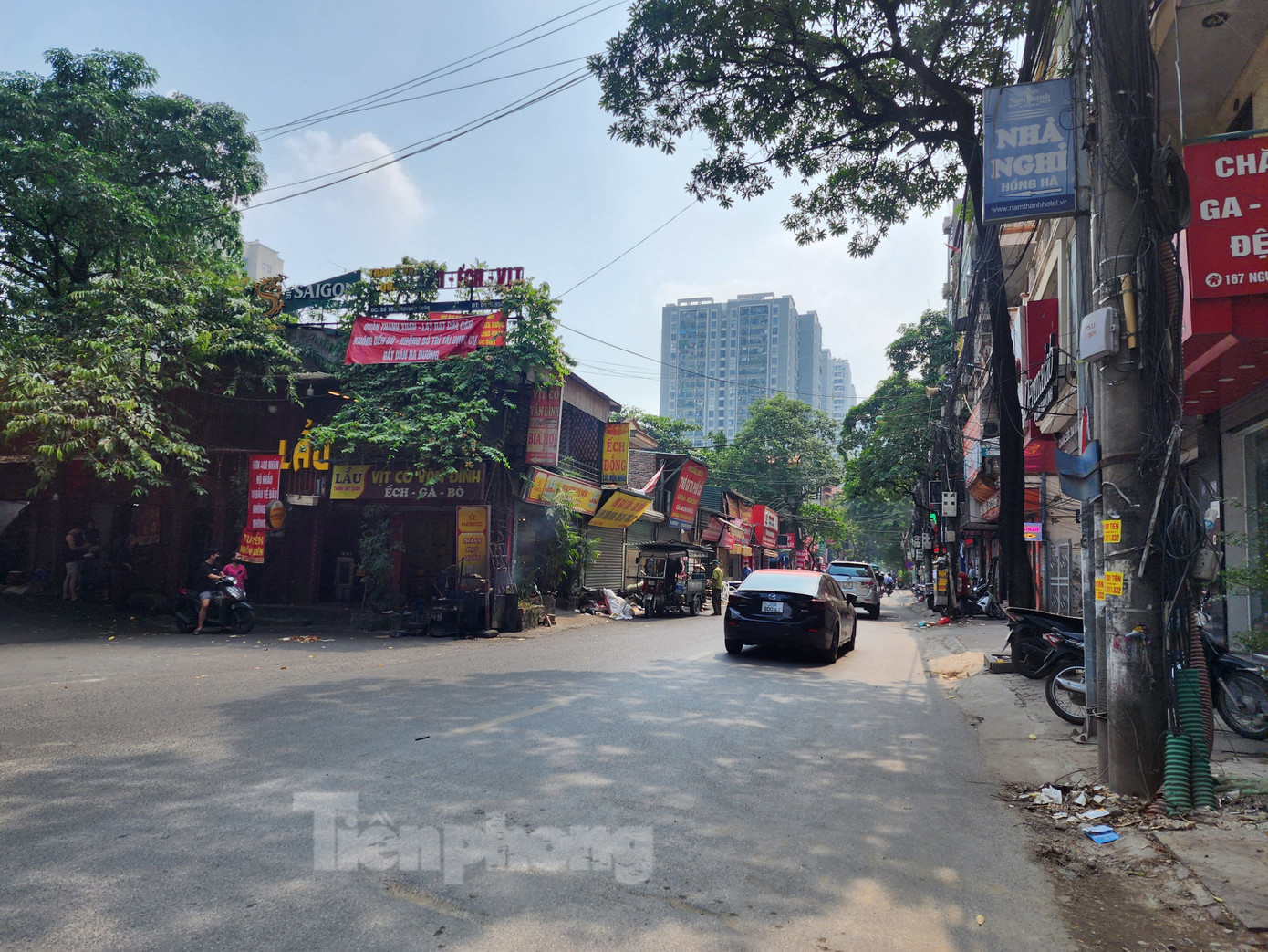 Dự án cải tạo, mở rộng theo quy hoạch tuyến phố Nguyễn Tuân có tổng diện tích đất thu hồi giải phóng mặt bằng (GPMB) là 14.334 m2 đất của 11 tổ chức và 160 hộ gia đình, cá nhân. Đến đầu tháng 10/2024, vẫn còn 84 tổ chức, cá nhân chưa nhận đền bù, hỗ trợ GPMB.