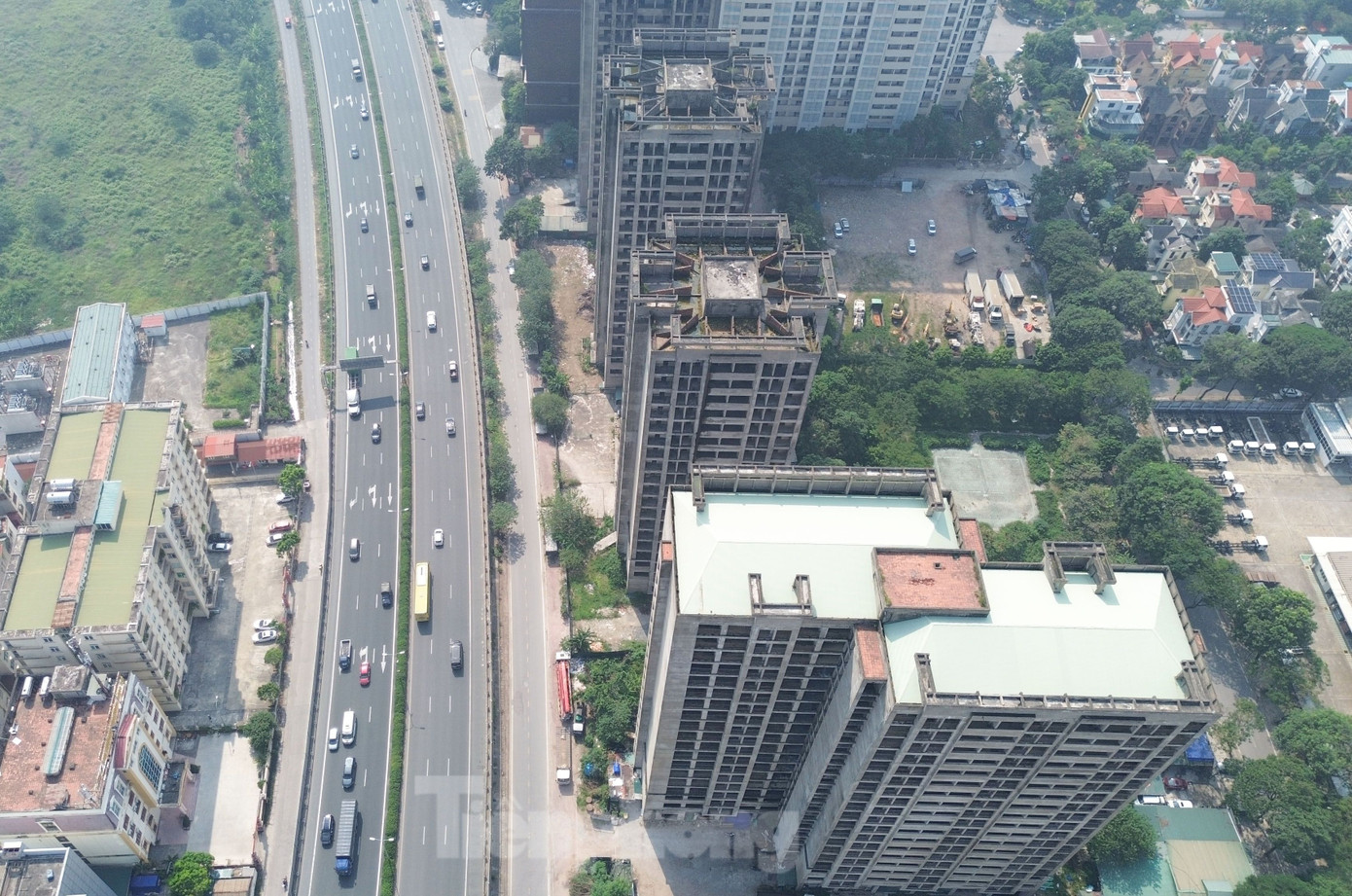 Dự án Khu nhà ở học sinh, sinh viên được khởi công từ năm 2009, xây dựng trên diện tích 40.000m2 với tổng chi phí đầu tư 1.900 tỷ đồng bằng nguồn ngân sách nhà nước. Quy mô dự án gồm 6 tòa nhà cao tầng (A1, A2, A3, A4, A5, A6), dự kiến hoàn thành năm 2011, sẽ hỗ trợ 22.000 chỗ ở cho học sinh, sinh viên.