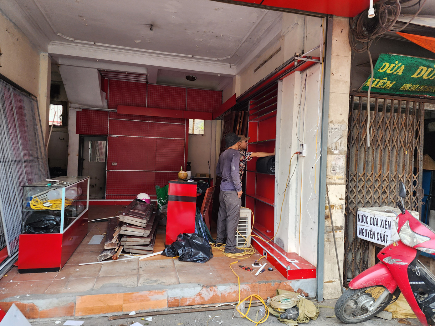 Những hộ dân này cũng đã có các văn bản khiếu nại lên Thanh tra thành phố, có đơn ra TAND thành phố Hà Nội và TAND cấp cao Hà Nội. Thanh tra thành phố cũng như các tòa đều khẳng định UBND quận và phường thực hiện đúng các quy định của pháp luật và trình tự, thủ tục trong công tác GPMB.