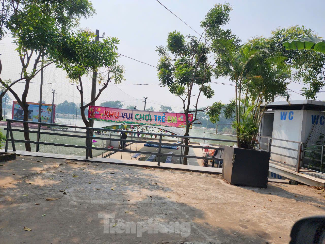 Trong khi đó, lãnh đạo UBND xã Cổ Loa cho biết, công trình trên phần lớn thuộc đất nông nghiệp do xã Việt Hùng quản lý. Khu đất này là đất trũng, 10 năm nay không thể sản xuất nông nghiệp được. Phần diện tích thuộc xã Cổ Loa chỉ là là con đường men theo dự án.