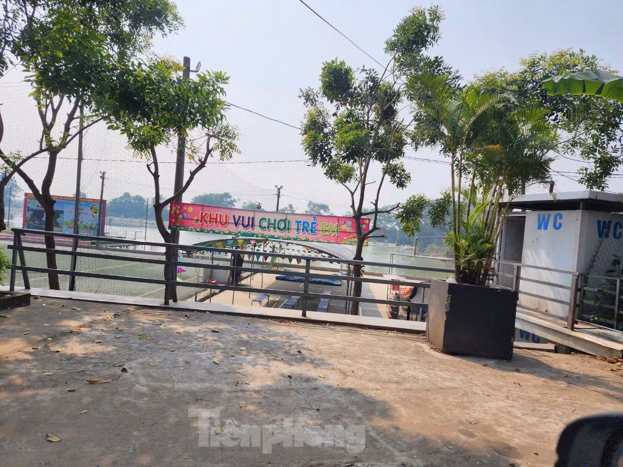 Trong khi đó, lãnh đạo UBND xã Cổ Loa cho biết, công trình trên phần lớn thuộc đất nông nghiệp do xã Việt Hùng quản lý. Khu đất này là đất trũng, 10 năm nay không thể sản xuất nông nghiệp được. Phần diện tích thuộc xã Cổ Loa chỉ là là con đường men theo dự án.