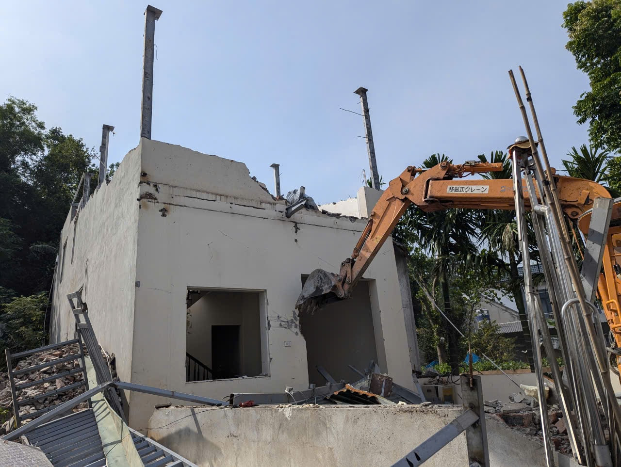 Lực lượng chức năng cưỡng chế phá dỡ căn nhà