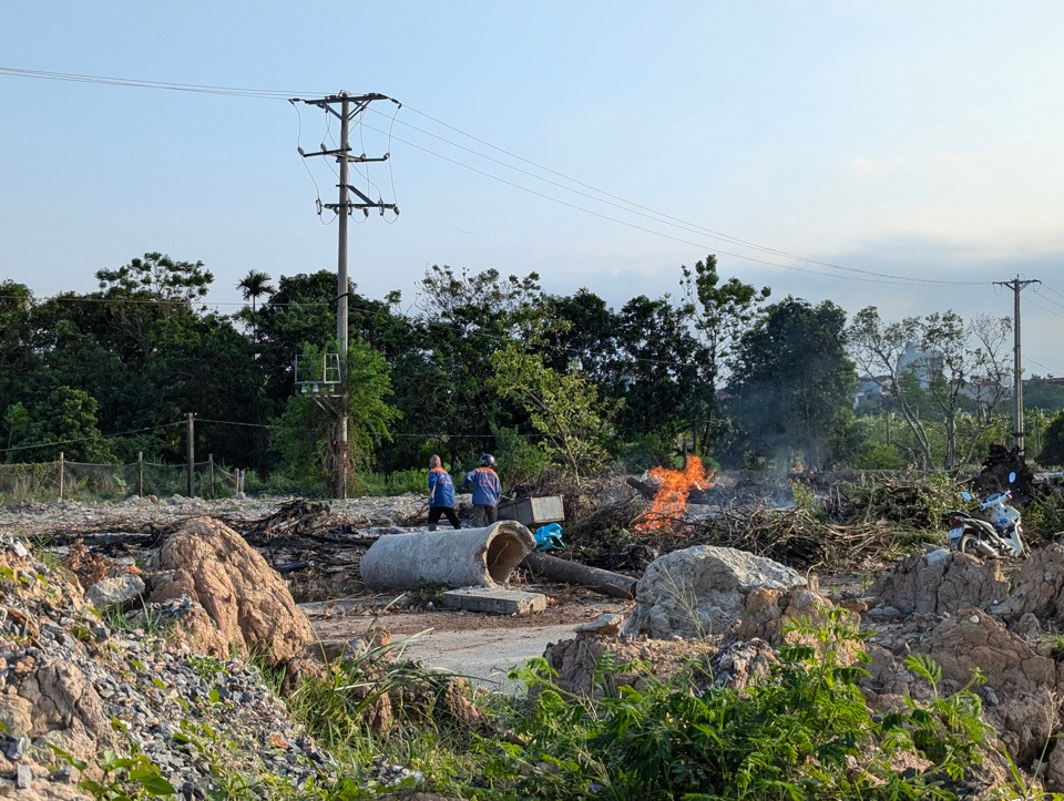 Tương tự, tại khu vực thuộc xã Lại Yên (huyện Hoài Đức) cũng xảy ra tình trạng đốt cành cây gãy đổ. Thậm chí, có khu vực còn xuất hiện công nhân mang quần áo của công ty vệ sinh môi trường. Tương tự, tại khu vực thuộc xã Lại Yên (huyện Hoài Đức) cũng xảy ra tình trạng đốt cành cây gãy đổ. Thậm chí, có khu vực còn xuất hiện công nhân mang quần áo của công ty vệ sinh môi trường.