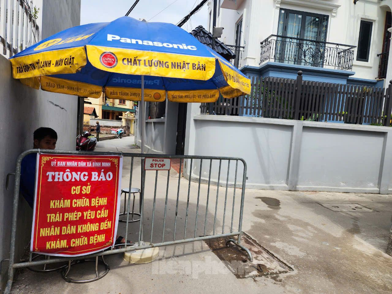 Lực lượng chức năng lập chốt để tuyên truyền, vận động người dân không vào cơ sở chữa bách bệnh bằng nước ion kiềm.