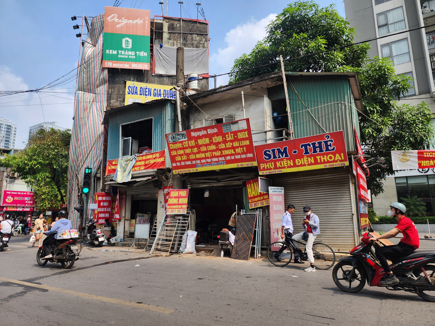 Nguồn gốc đất của những hộ gia đình này là do một số cơ quan có quyết định giao đất cho cán bộ, công nhân viên làm ki ốt bán hàng. Tuy nhiên, các quyết định này đều nêu rõ: Các ô đất này không được phép mua bán chuyển nhượng và phải hoàn trả cho nhà nước khi cần thu hồi thực hiện dự án.