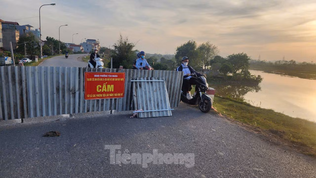 Đoạn đê dựng biển cấm các phương tiện di chuyển trên mặt đê dài hơn 100m. Tuy nhiên, vẫn có nhiều người dân tự tháo dỡ rào chắn để di chuyển trên mặt đê. Đoạn đê dựng biển cấm các phương tiện di chuyển trên mặt đê dài hơn 100m. Tuy nhiên, vẫn có nhiều người dân tự tháo dỡ rào chắn để di chuyển trên mặt đê.