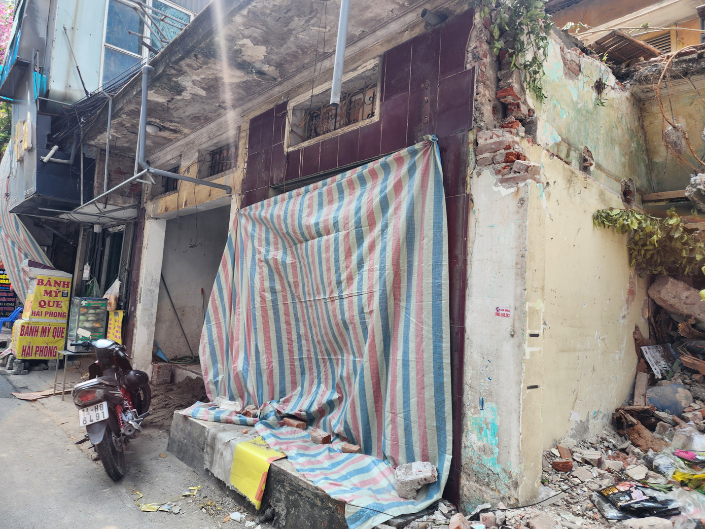 Một công trình quây bạt để tháo dỡ, bàn giao mặt bằng.