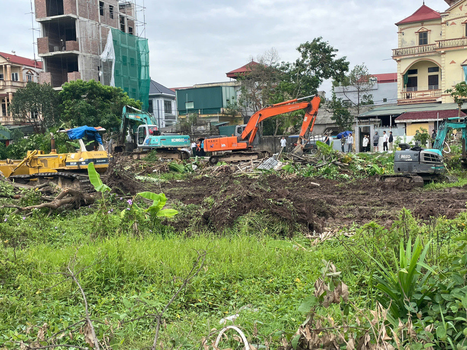 Lực lượng chức năng tiến hành cưỡng chế thu hồi đất nông nghiệp của 35 hộ gia đình tại xã Duyên Thái.