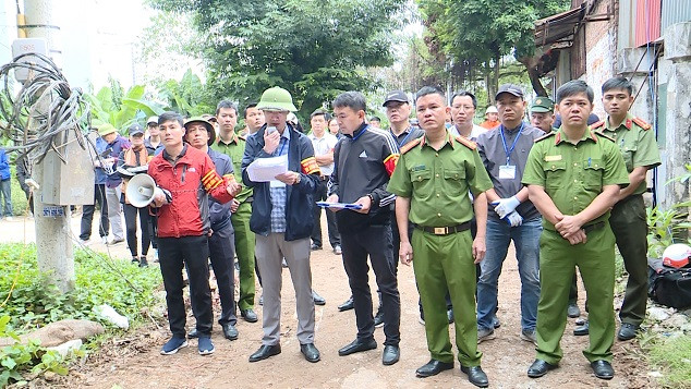 Lực lượng chức năng thông báo Quyết định cưỡng chế tại phường Dương Nội