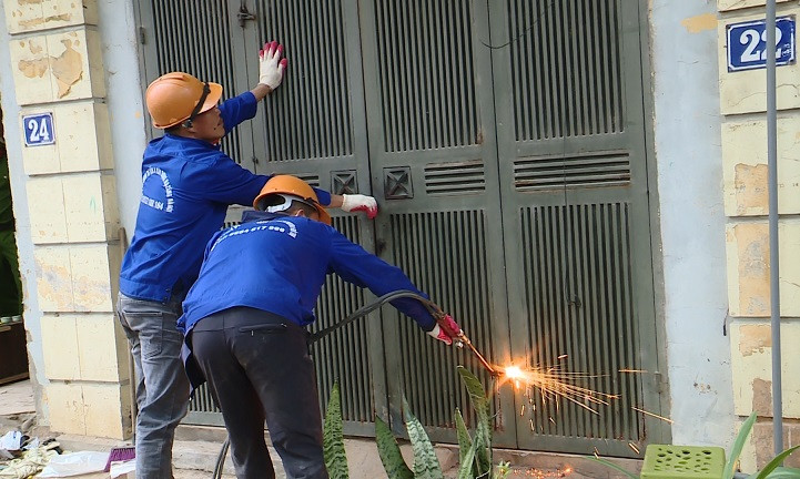 Lực lượng chức năng tiến hành cưỡng chế, phá dỡ công trình