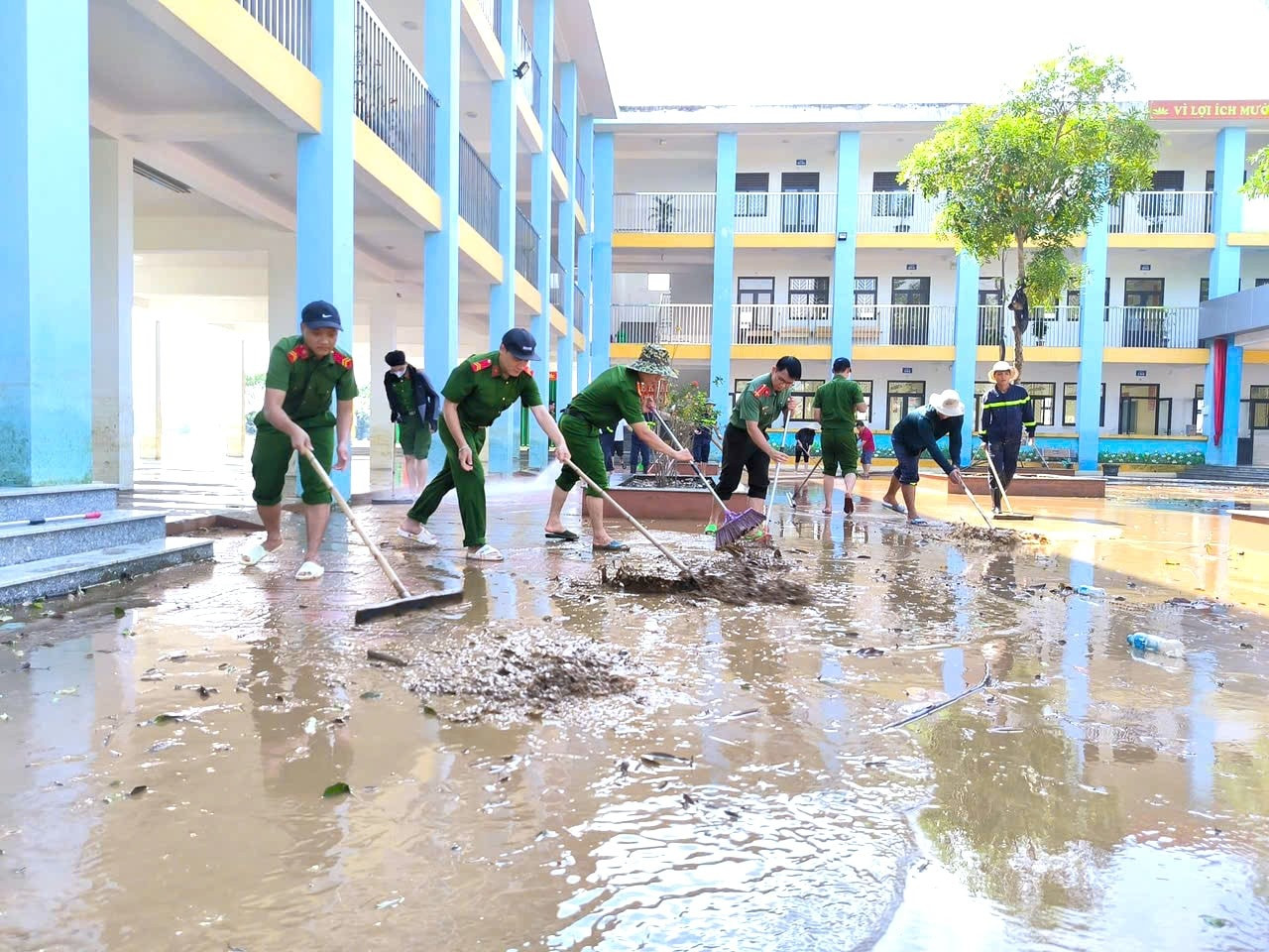 Công an huyện Chương Mỹ hỗ trợ Trường THCS Nam Phương Tiến, huyện Chương Mỹ vệ sinh môi trường.