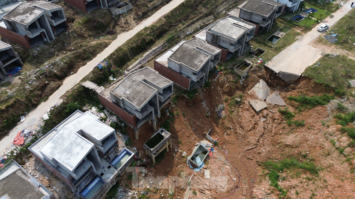 Tại hiện trường, nhiều căn hộ đã bị ảnh hưởng do sạt lở. Trong đó, có một số hạng mục công trình của biệt thự như hồ bơi, sân trước đã bị sạt, đường giao thông nội khu bị lở, nứt gãy. Đại diện chủ đầu tư cho biết, hiện đơn vị đang nghiên cứu các phương án chống sạt lở tại khu vực bị ảnh hưởng.