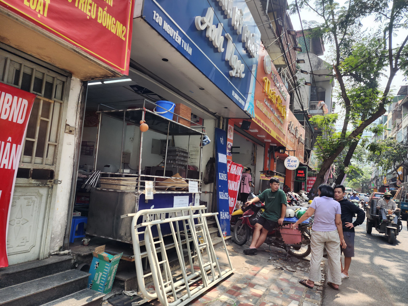 Các hộ kinh doanh, hộ dân bắt đầu di dời tài sản.