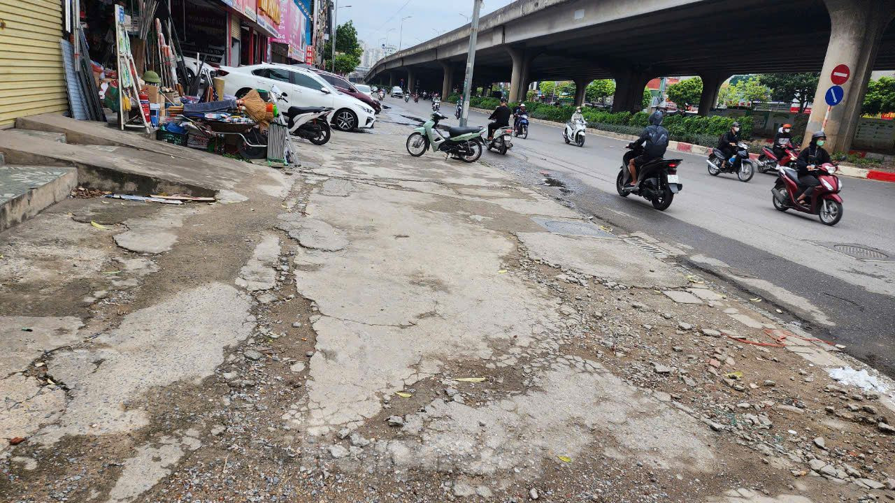 Nhiều đoạn vỉa hè tuyến đường Nguyễn Xiển hướng từ Ngã tư Nguyễn Trãi đi Cầu Dậu nham nhở.