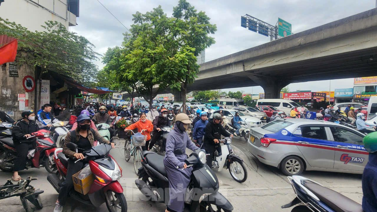 Sáng thứ 2, ngày 28/10, do lòng đường Nguyễn Xiển hướng đi Ngã tư Nguyễn Trãi - Khuất Duy Tiến ùn tắc, nên nhiều phương tiện phải leo lên vỉa hè.