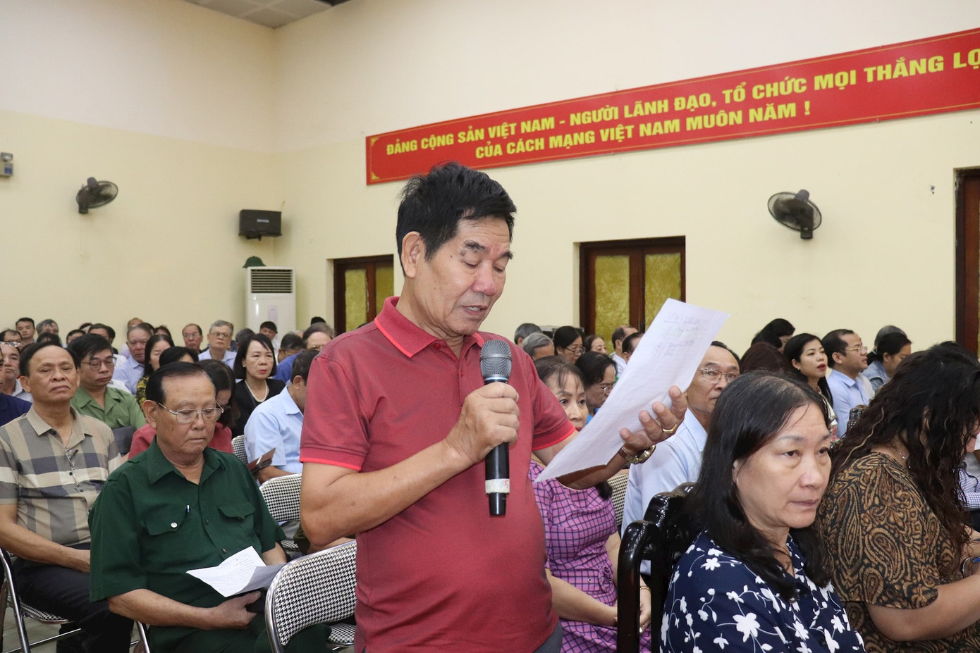 Cử tri Trần Đức Hậu nêu ý kiến tại hội nghị Cử tri Trần Đức Hậu nêu ý kiến tại hội nghị